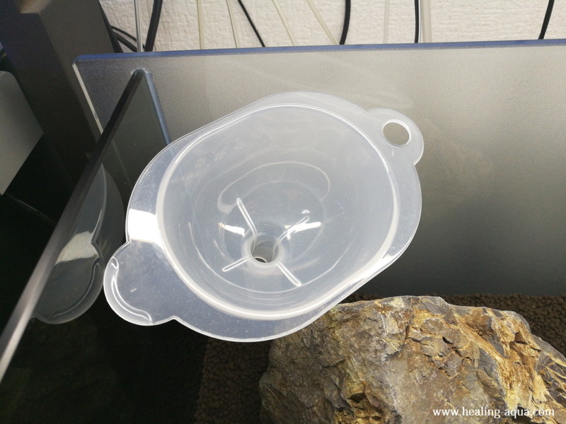 ブラック（黒白）ビーシュリンプ用水槽立ち上げジョウゴを使って注水